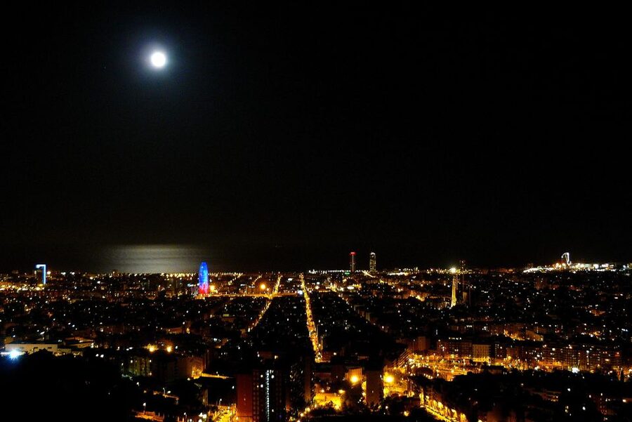 Barcelona: Night Tour on Sidecar Motorcycle - Safety, clothing, and who should skip it