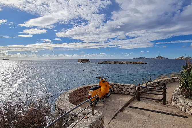 E-motorbike virtual guided tour in Marseille - Borély Park and the southern waterfront