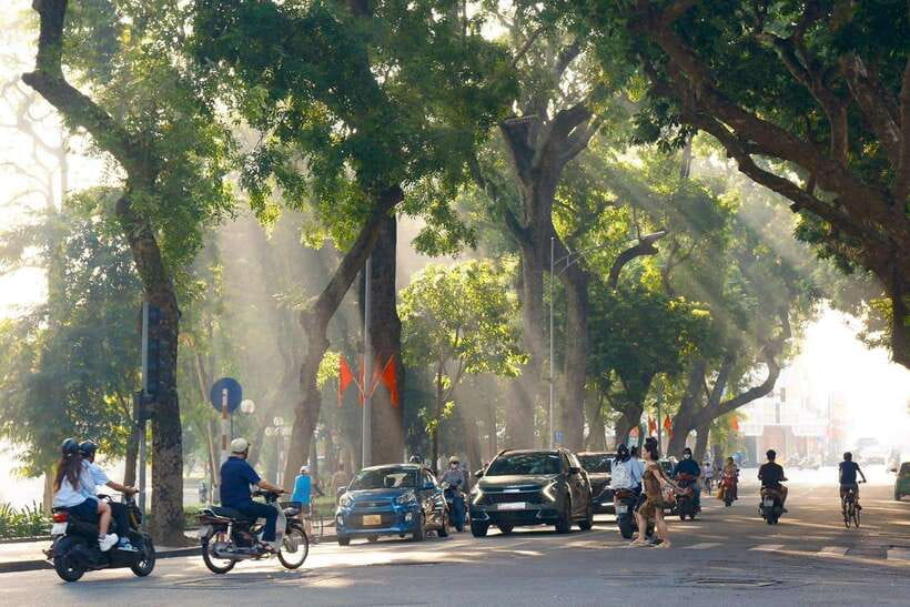 Hanoi: Private Motorbike Tour with Highlight Local Food - Crossing Long Bien Bridge over the Red River