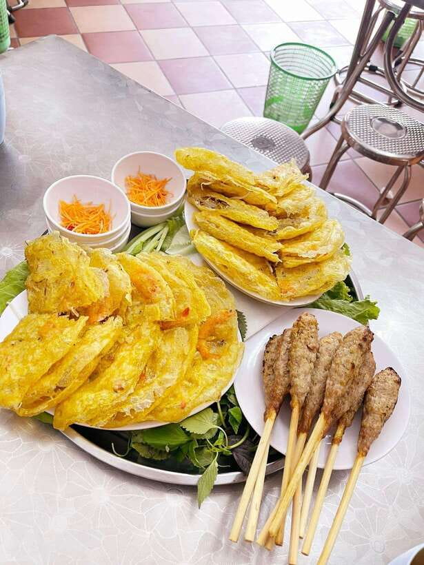 Hanoi: Private Motorbike Tour with Highlight Local Food - Tran Quoc Pagoda beside West Lake