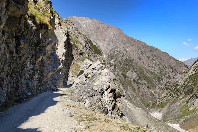 Himalayas: 10 Days Motorbike Tour To Sach Pass (North India) - Day 2: Manali, motorcycles, and altitude adjustment