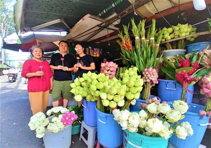Ho Chi Minh City: Saigon Morning Markets Tour by Motorbike - From food stalls to flower markets