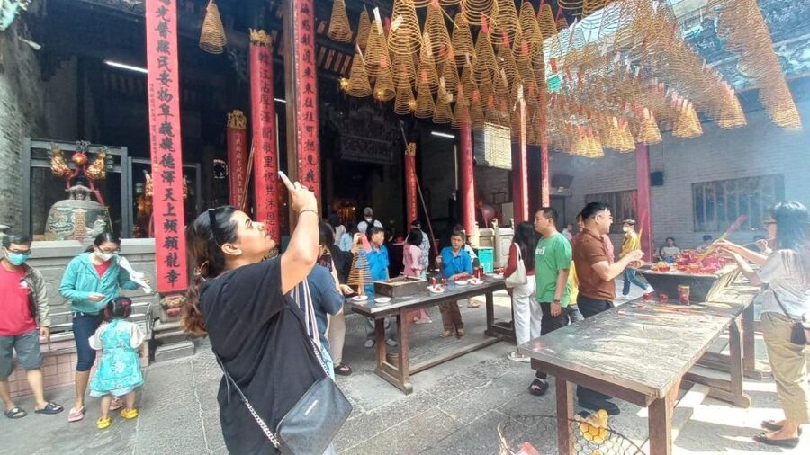 Ho Chi Minh: Explore the city by motorbike - Districts 5 and 6: Chinatown, Markets, and Everyday Trade