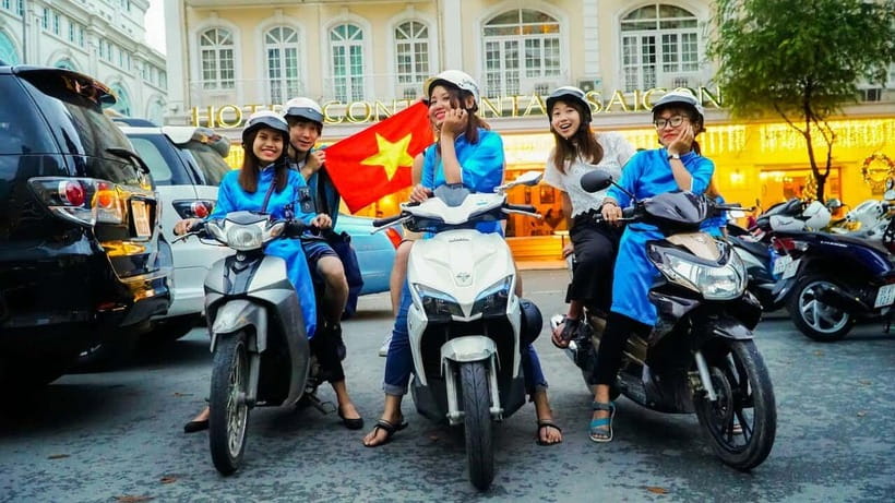 KISSTOUR | Motorbike Food Tour Female Drivers in Ho Chi Minh - Getting comfortable on the scooter