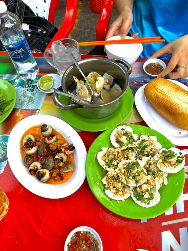 KISSTOUR | Motorbike Food Tour Female Drivers in Ho Chi Minh - First food stop: noodle soup and Vietnamese comfort food