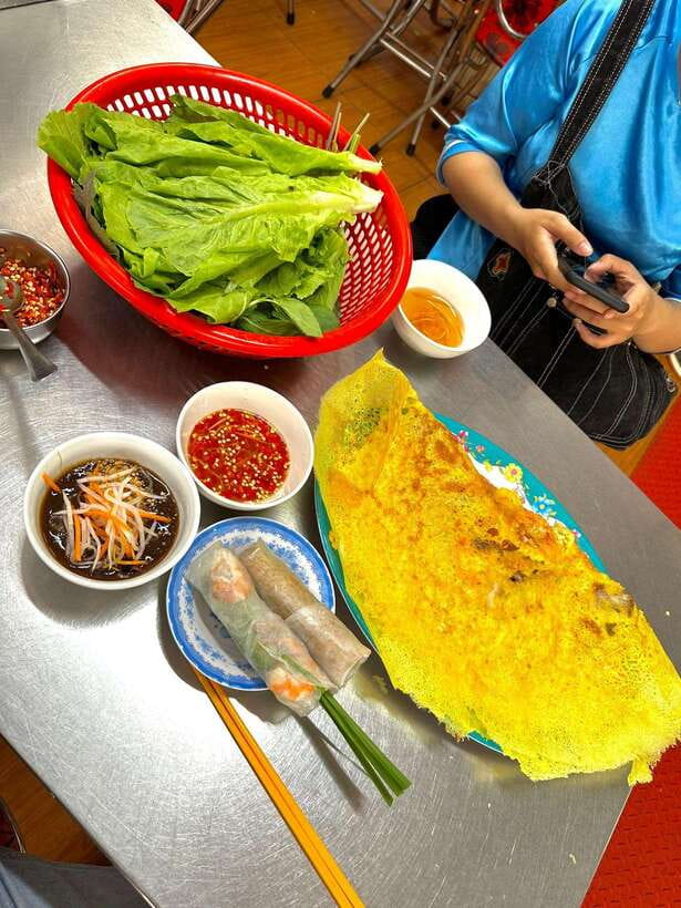 KISSTOUR | Motorbike Food Tour Female Drivers in Ho Chi Minh - Dessert and drinks finish the four-hour route