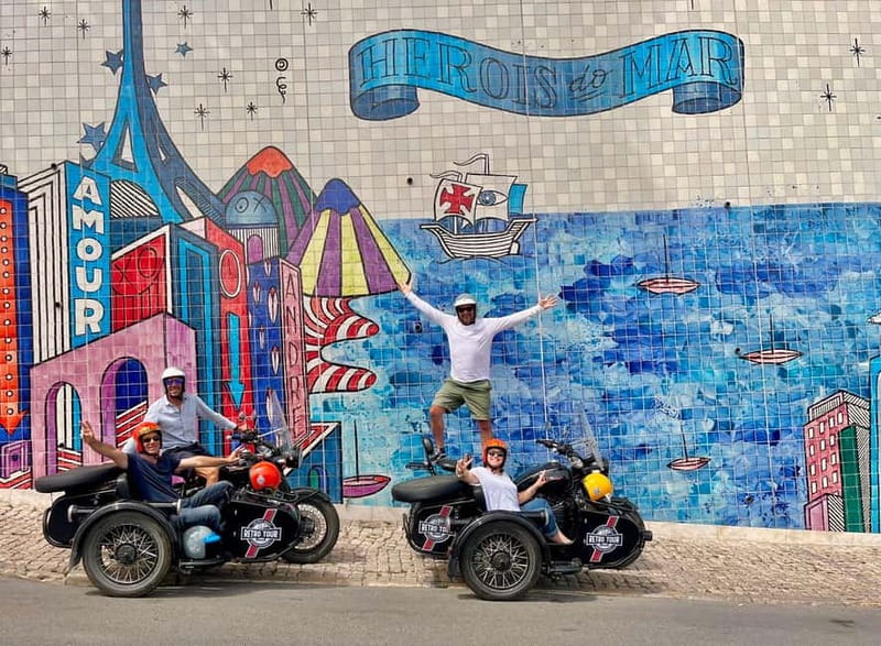 Lisbon : Historic Motorcycle Side-car Tour 1H - Alfama and the climb toward Graça