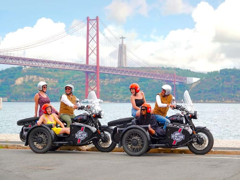 Lisbon : Historic Motorcycle Side-car Tour 1H - Starting in Chiado at Rua Garrett