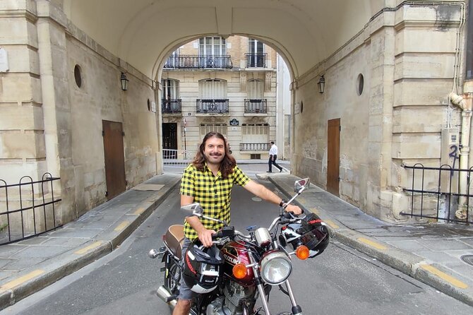 Parisian Monuments & Hidden Gems: A Thrilling Motorbike Tour - Place du Tertre and the artists’ square