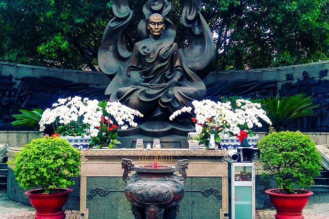 Private Hidden-Gem Sightseeing Motorbike Tour with Local Students - Chua Van Phat and the Temple of Ten Thousand Buddhas