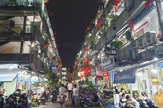 Private sight-seeing motorbike tour with local expert/student in HCMC - Entering Chợ Lớn and District 5
