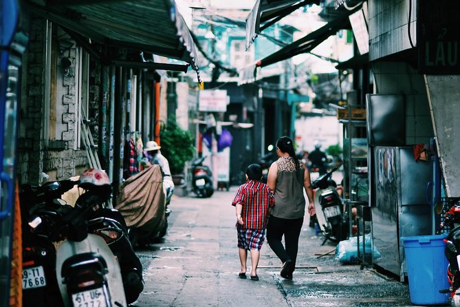 Private Street Food Tour by Motorbike/Car with Local Students - Why this tour works better than a standard restaurant meal
