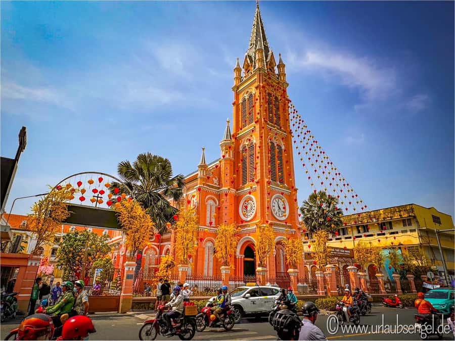 Private Tour: Visit 5 Districts In Ho Chi Minh By Motorbike - Districts 5 and 6: Chinatown, temples, and markets for everyday trade