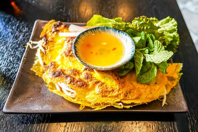 Saigon By Night and Vietnam Local Food on Motorbike - Nguyen Thien Thuat brings the city down to apartment level