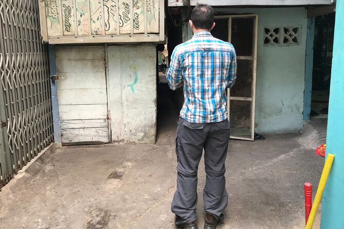 Saigon Slum tour and Saigon Chillspots by motorbike/ Aodai rider - Saigon’s flower market and the lotus tradition