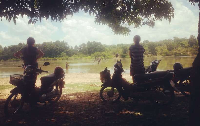 Siem Reap: 6-Hour Easy Rider Motorbike Tour - Chai Village and its peaceful monastery
